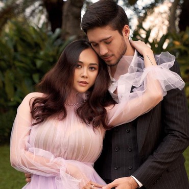 Aura Kasih Sibuk Urus Anak, Foto Bugil Suami Disentil Netizen