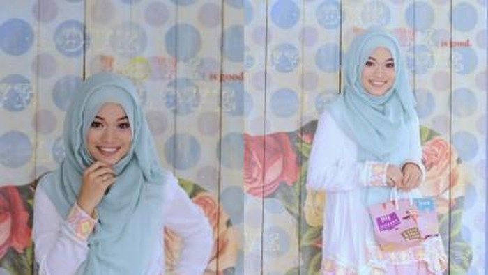 Inspirasi Outfit Hijab Pastel ala Ghaida Tsurayya