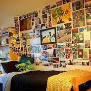 Beneran gak sih gengs kalo di kamar banyak poster malah ngundang setan?