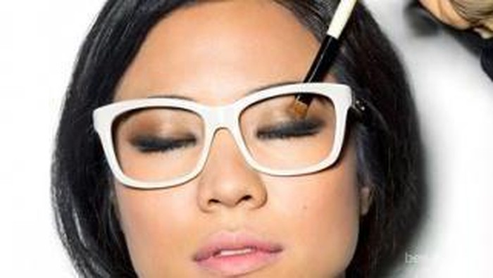 Tampil Cantik dengan Makeup untuk Si Kacamata