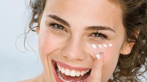 Yakin Cara Mengaplikasikan Eye Cream Kamu Sudah Benar? Ini Cara Tepatnya!