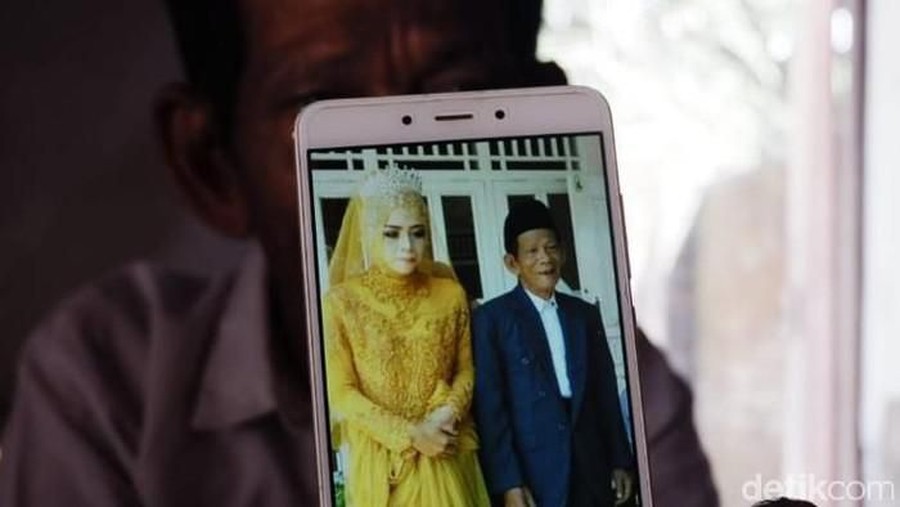 Sudirgo dan Nuraeni Jodoh memang rahasia Tuhan. Siapa sangka seorang kakek yang berusia tua sanggup menaklukan hati wanita muda. Lima kakek perkasa ini buktinya.