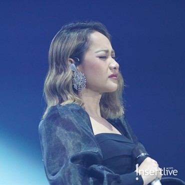 Wajah Sendu Bunga Citra Lestari Pakai Mukena Jadi Sorotan