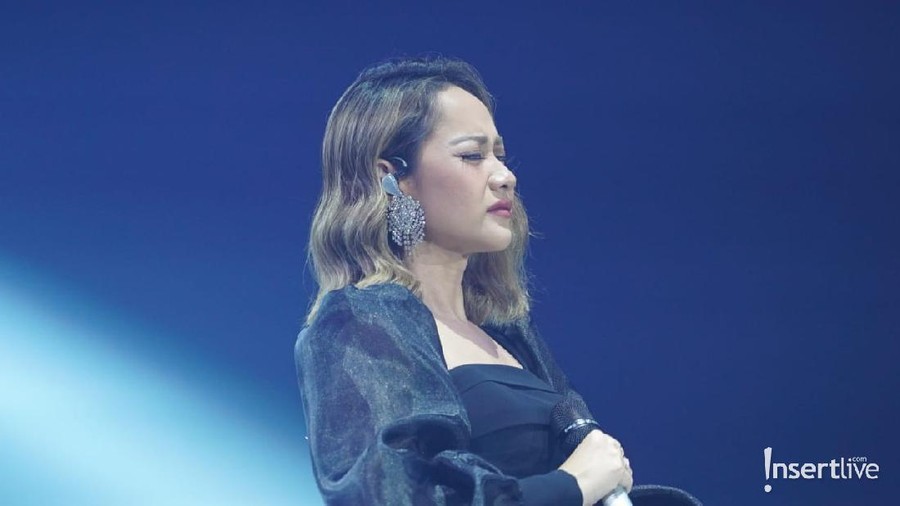 Kesedihan yang terkandung pada lagu 'Cinta Sejati' membuat Bunga Citra Lestari tak kuasa menahan air mata di konser Romantic Valentine with Ronan Keating. 