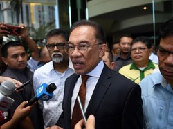 Anwar Ibrahim Legowo Dukung Mahathir Jadi PM Malaysia Lagi