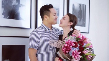 img-title Rianti Cartwright Hamil, Suami Bahagia Sampai Tak Berhenti Menangis