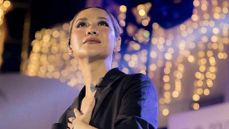 Ayah mendiang Ashraf Sinclair memberi dukungan kepada menantunya, Bunga Citra Lestari yang akan konser minggu ini. Simak cerita selengkapnya di sini, Bun.