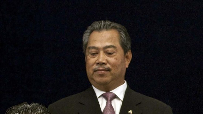 UMNO menarik dukungan dan mendesak PM Malaysia, Muhyiddin Yassin, mundur karena dinilai gagal menangani pandemi Covid-19.