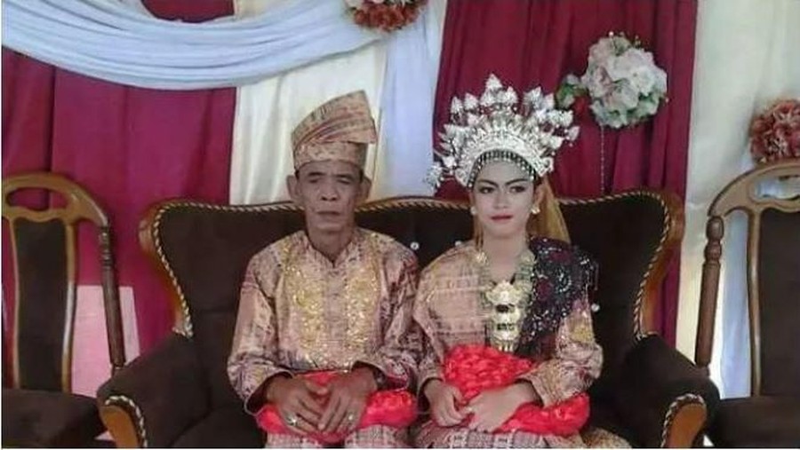 5 Kakek Perkasa Indonesia yang Berhasil Nikah dengan Gadis Muda Jodoh memang rahasia Tuhan. Siapa sangka seorang kakek yang berusia tua sanggup menaklukan hati wanita muda. Lima kakek perkasa ini buktinya.