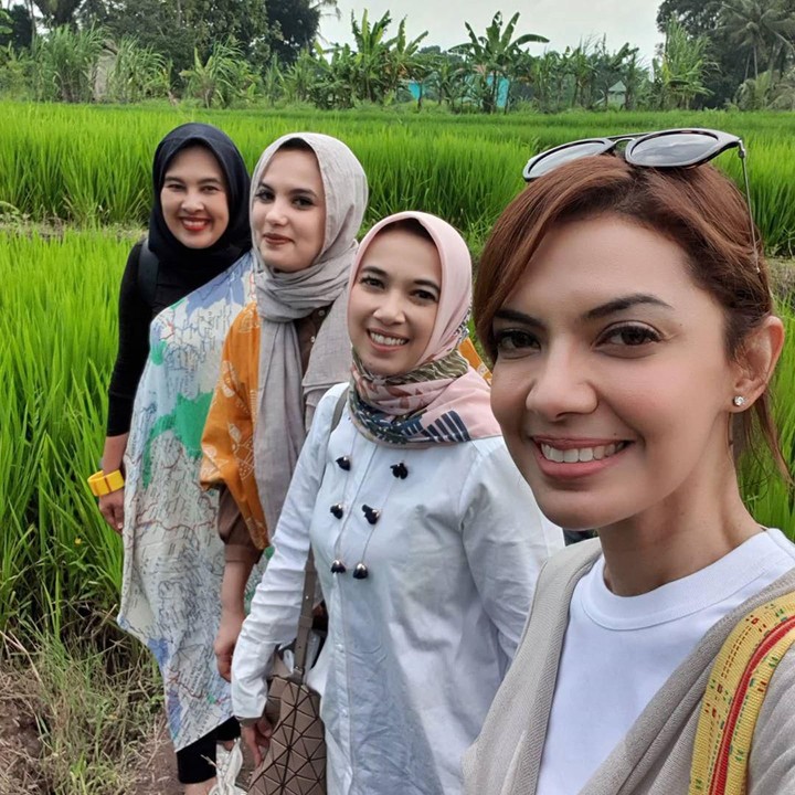 Nah kali ini potret diambil dengan swafoto. Cantik-cantik semua ya, Bun. Setuju? (Foto: Instagram @najwashihab)