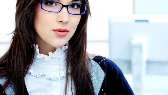 Makeup yang Membuatmu Fresh dengan Kacamata