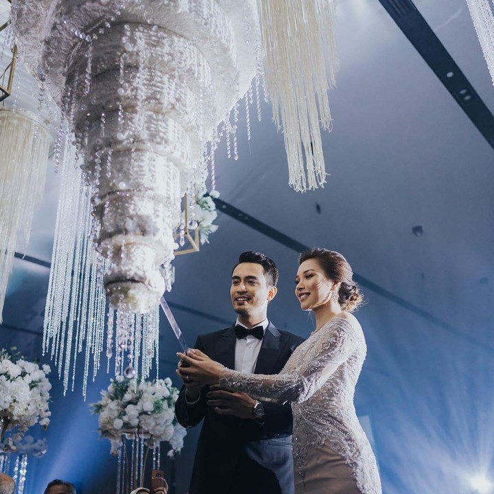 <p>Pesta resepsi terlihat begitu mewah, bahkan pelaminannya disebut-sebut mampu menampung beberapa mobil. Hehe. Salah satu yang tak kalah mencuri perhatian wedding cake mereka nih, Bunda. ( Foto by @cstproduction via Instagram @zahirahmacwilson)</p>