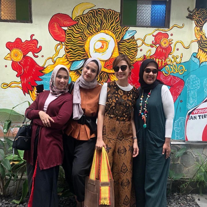 Masih di Yogyakarta, kali ini Najwa Shihab berpose dengan tiga saudara perempuannya, Najelaa Shihab, Nasywa Shihab, dan Nahla Shihab. <em>Sister goals</em> banget ya, Bun. (Foto: Instagram @najwashihab)