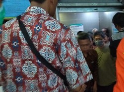 Video Detik-detik Evakuasi 17 Orang Terjebak di Lift Jaktim