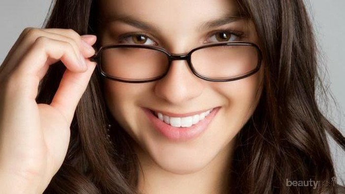 Tips Makeup Wanita Berkacamata