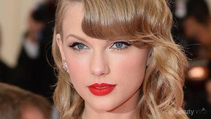 Gaya Rambut Pendek Bergelombang Seperti Taylor Swift