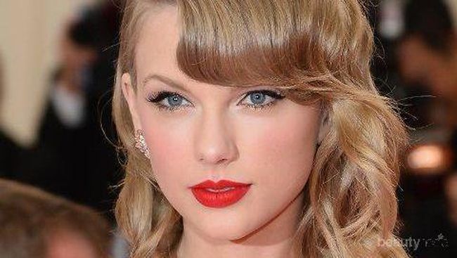 Gaya Rambut  Pendek Bergelombang Seperti Taylor Swift