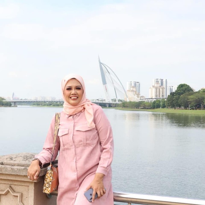 <p>Setelah giginya rapi, Elly nampak lebih percaya diri, Bun. Ini terlihat dari beberapa unggahan Elly di media sosial. (Foto: Instagram @ellysugigi_real_)</p>