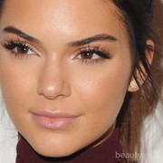 Rahasia Makeup Natural ala Kendall Jenner