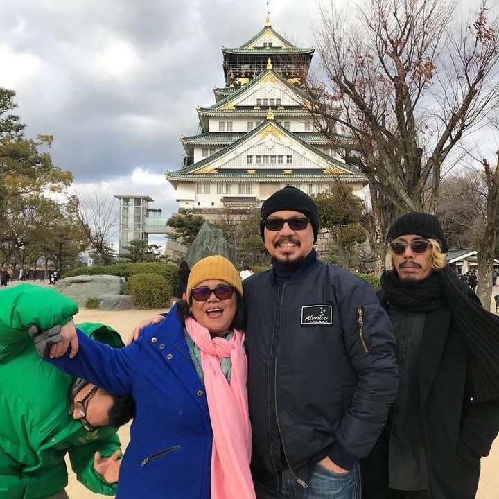 <p>Berbagai pose lucu mereka tunjukkan ketika foto keluarga. Salah satunya di foto ini, ketika yang lain sudah siap berfoto, Marco malah menarik tangan sang ibu. (Foto: Instagram @marcorandyy)</p>