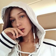 Trik Makeup Jitu Bella Hadid untuk Sembunyikan Wajah Lelah