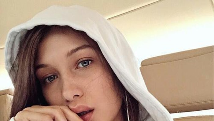 Trik Makeup Jitu Bella Hadid untuk Sembunyikan Wajah Lelah