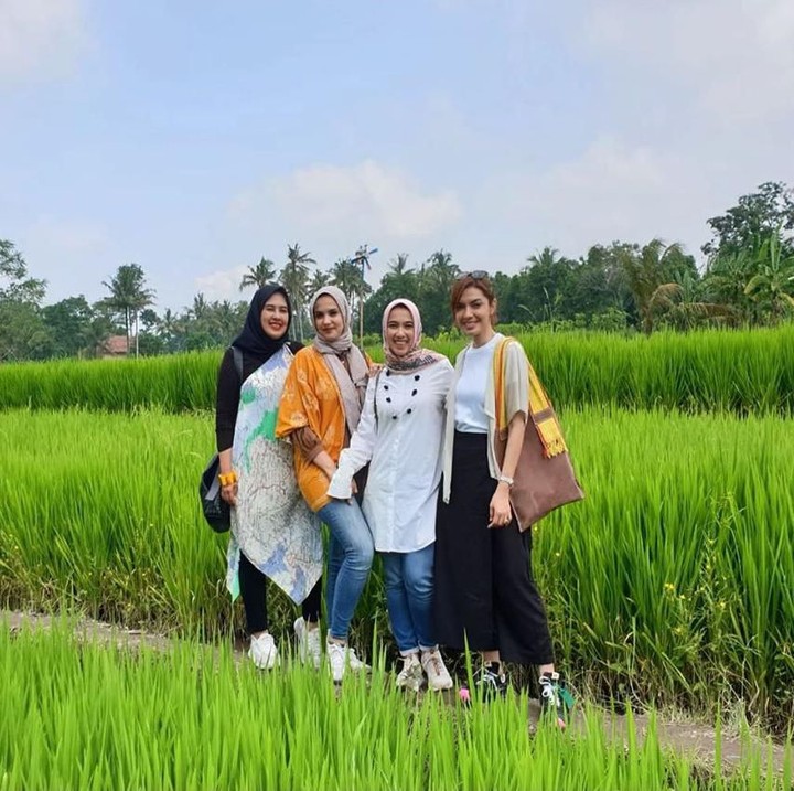 Najwa Shihab dan ketiga saudara perempuannya tak lupa berpose dengan latar belakang sawah. Seru ya, Bun? (Foto: Instagram @najwashihab)