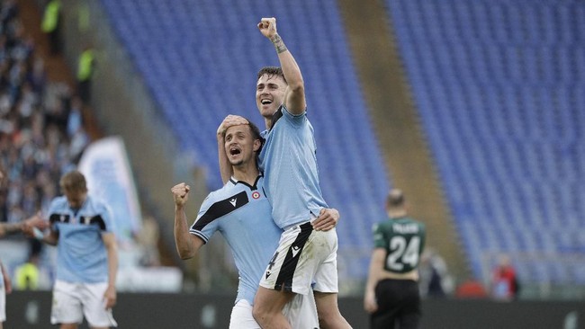 Lazio berhasil mengambil alih puncak klasemen Liga Italia usai megalahkan Bologna 2-0 di Stadion Olimpico, Roma, Sabtu (29/2).