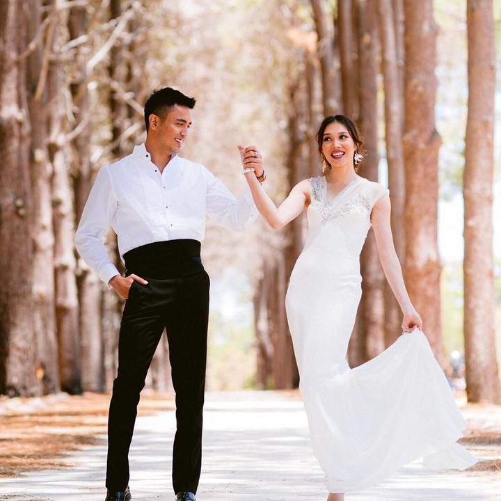 <p>Zahira (25) dan Aiman (31) sebelum menikah melakukan foto pre-wedding di Perth, Australia. Tampak romantis dan serasi. (Foto by @@manis.moments via Instagram @zahirahmacwilson)</p>