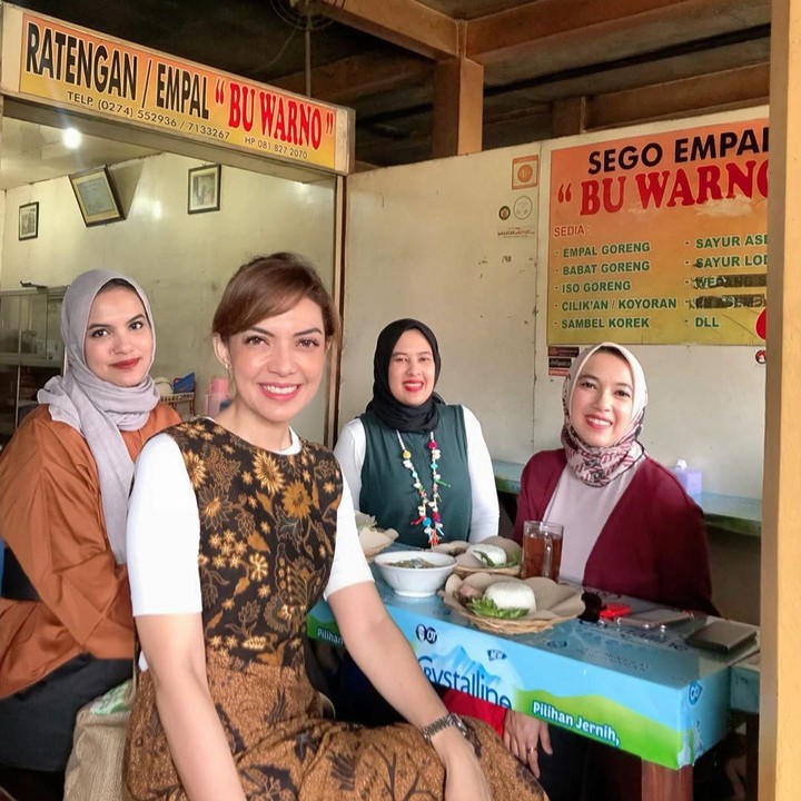 <div>Najwa Shihab dan ketiga saudaranya saat kulineran di Sego Empal Bu Warno Yogyakarta. "<em>Di #jogja itu semua makanan enak. Ada ide makan apa lagi? #sisterstrip</em>," tulis Najwa. (Foto: Instagram @najwashihab)</div>