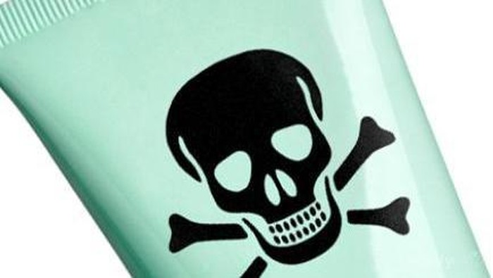 Hindari Kosmetik yang Mengandung 3 Bahan Berikut