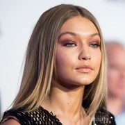 Pilihan Produk untuk Terapkan Glittery Eye Makeup dengan Mudah