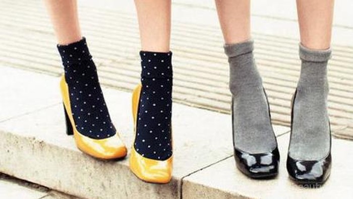 Tampil Trendi dengan High Heels dan Kaus Kaki