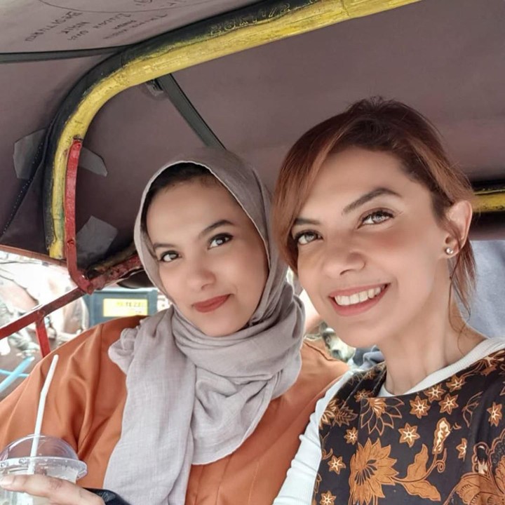 Najwa Shihab saat naik becak bersama adik perempuannya, Nahla Shihab, di Yogyakarta. (Foto: Instagram @najwashihab)