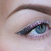 Coba Glitter Eyeliner untuk Lengkapi Party Look