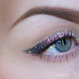 Coba Glitter Eyeliner untuk Lengkapi Party Look