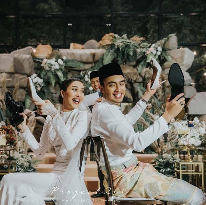 <p>Sejak akad nikah, pesta pernikahan mereka sudah mencuri perhatian. Zahirah dan Aiman menguji seberapa jauh saling mengenal pasangan dengan permainan sepatu. ( Foto by @cstproduction via Instagram @zahirahmacwilson)</p>