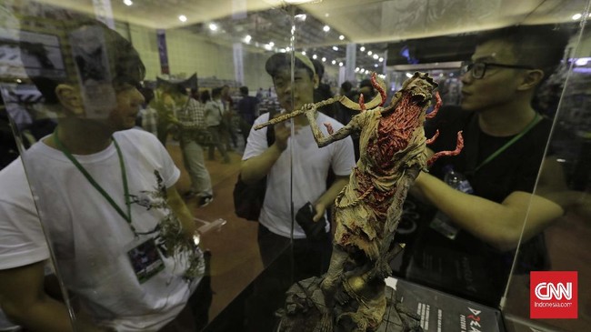 Pengunjung memadati area pameran 