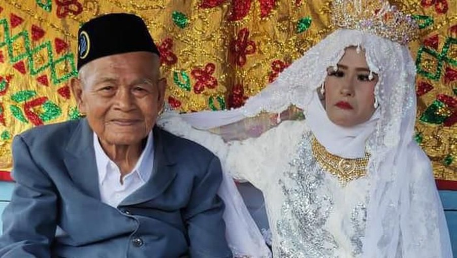 Bermodalkan Rp5 Juta, Kakek 103 Tahun Nikahi Gadis Sulawesi Selatan Seorang kakek berusia 103 tahun menikahi seorang wanita yang masih berstatus gadis.