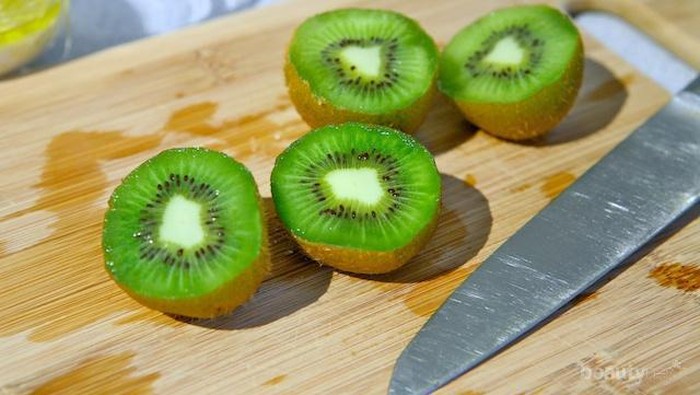 Atasi Masalah Kulit Kusam dengan Masker Kiwi