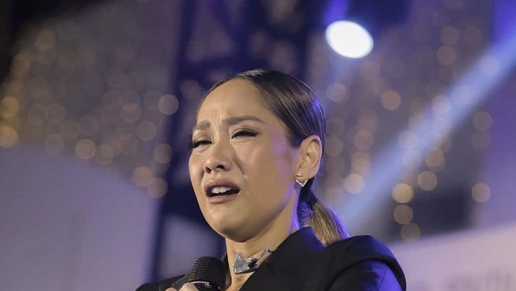 Bunga Citra Lestari untuk pertama kali manggung setelah kepergian sang suami, Ashraf Sinclair. Ia tak kuasa menahan sedih ketika menyanyikan beberapa lagu.