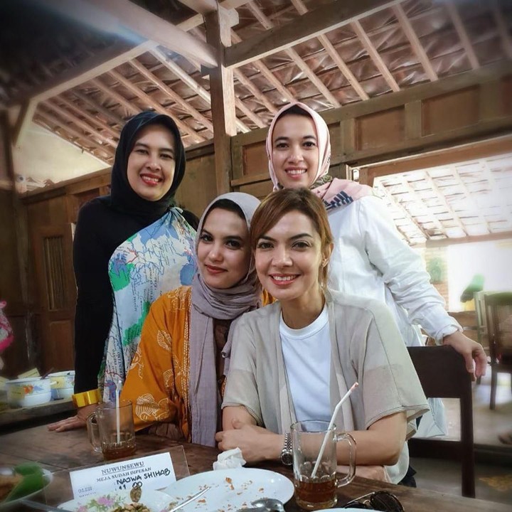 Kulineran Najwa Shihab di Yogyakarta berlanjut ke Kopi Klotok Yogyakarta. Menurut Najwa hal yang paling dirindukan dari kota ini adalah pisang goreng istimewa yang tersedia di Kopi Klotok. (Foto: Instagram @najwashihab)