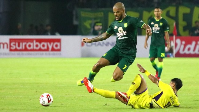 Klasemen Liga 1 2020 pada pekan pertama dikuasai Madura United yang berhasil menang telak sementara Persebaya berakhir imbang.