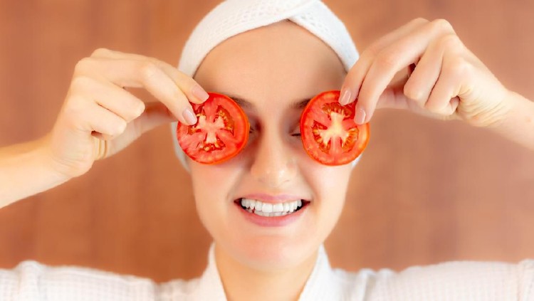 Ada banyak bahan yang bisa dijadikan skincare untuk menutrisi kulit, salah satunya menggunakan tomat yang selalu tersedia di dapur. Yuk simak tips berikut Bun