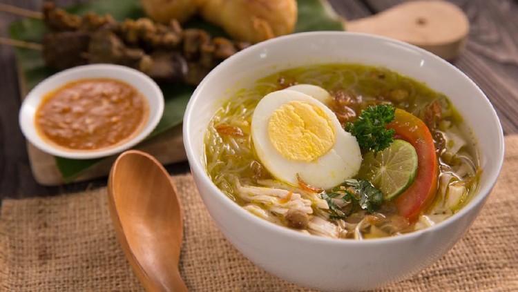 Hujan-hujan seperti ini memang enaknya makan yang berkuah seperti soto. Lihat rekomendasi kuliner soto di sini yuk, Bun.