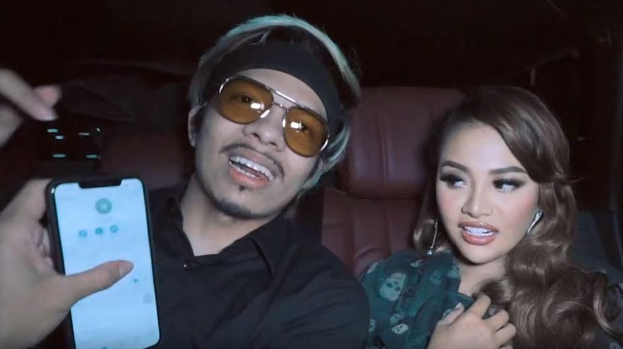 Atta Halilintar membawakan tas milik Aurel ketika keduanya menghabiskan waktu bersama.