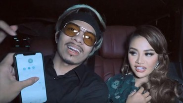 img-title Asyik Jalan Bareng, Atta Halilintar Bawakan Tas Aurel Hermansyah