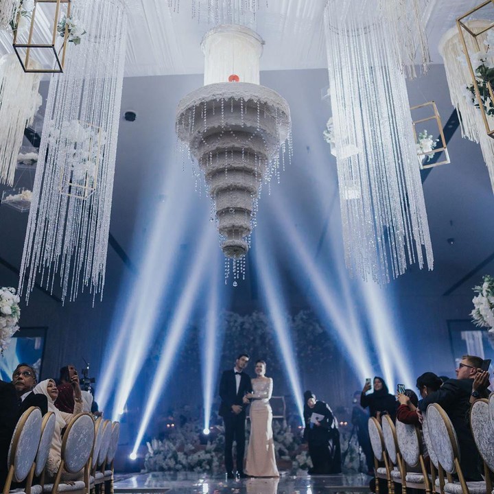 <p>Zahirah terlihat cantik mengenakan wedding gown bertabur kristal. Sedangkan Aiman tak kalah menawan dengan setelah jas hitam. ( Foto by @cstproduction via Instagram @zahirahmacwilson)</p>