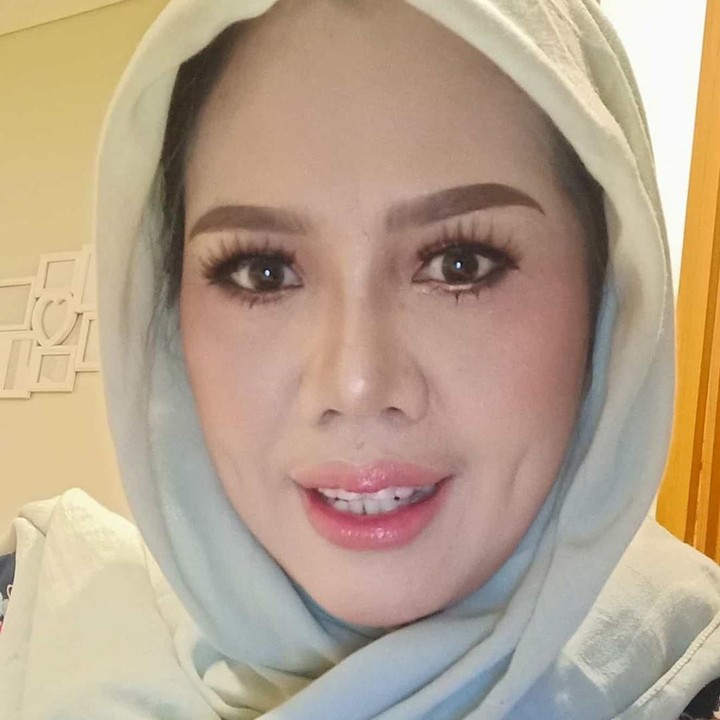 <p>Riasan wajah <em>flawless</em> tersebut membuat penampilan Elly berbeda. Penampilan Elly setelah make up dan perawatan gigi ini menuai pujian dari netizen. (Foto: Instagram @ellysugigi_real_)</p>