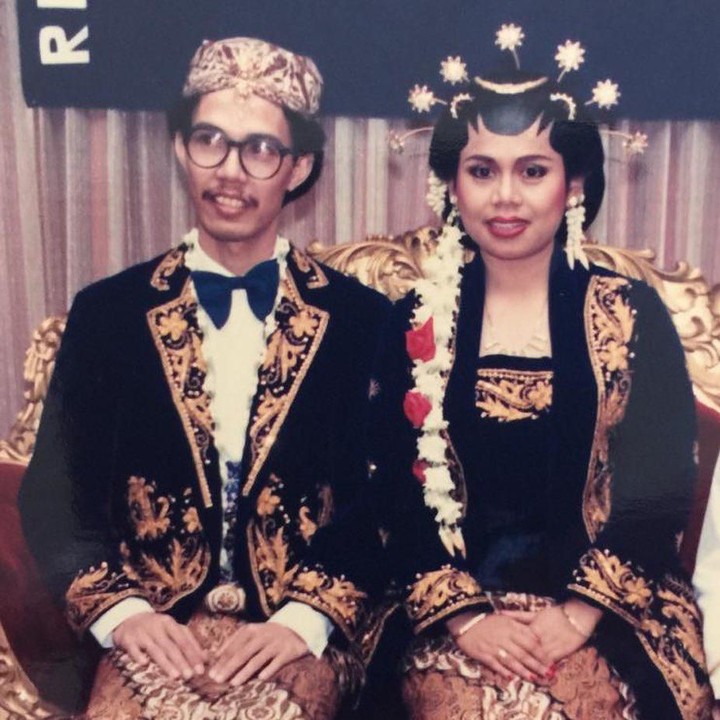 <p>Andy kemudian menikahi Retno Palupi 33 tahun silam. Ini merupakan foto pernikahan Andy dengan Retno. (Foto: Instagram @marcorandyy)</p>